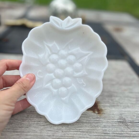 Hazel Atlas Milk Glass Grapes Trinket Nut Candy Dish Vintage MCM VG Condition - Picture 1 of 3